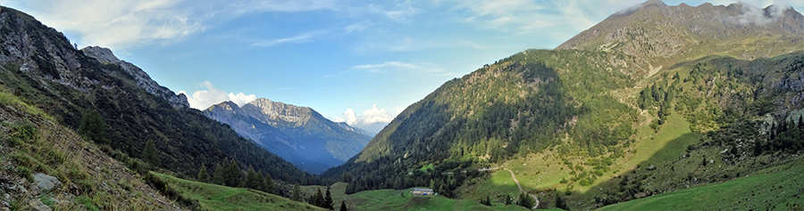 Salendo dalla conca di Mezzeno al Passo della Marogella